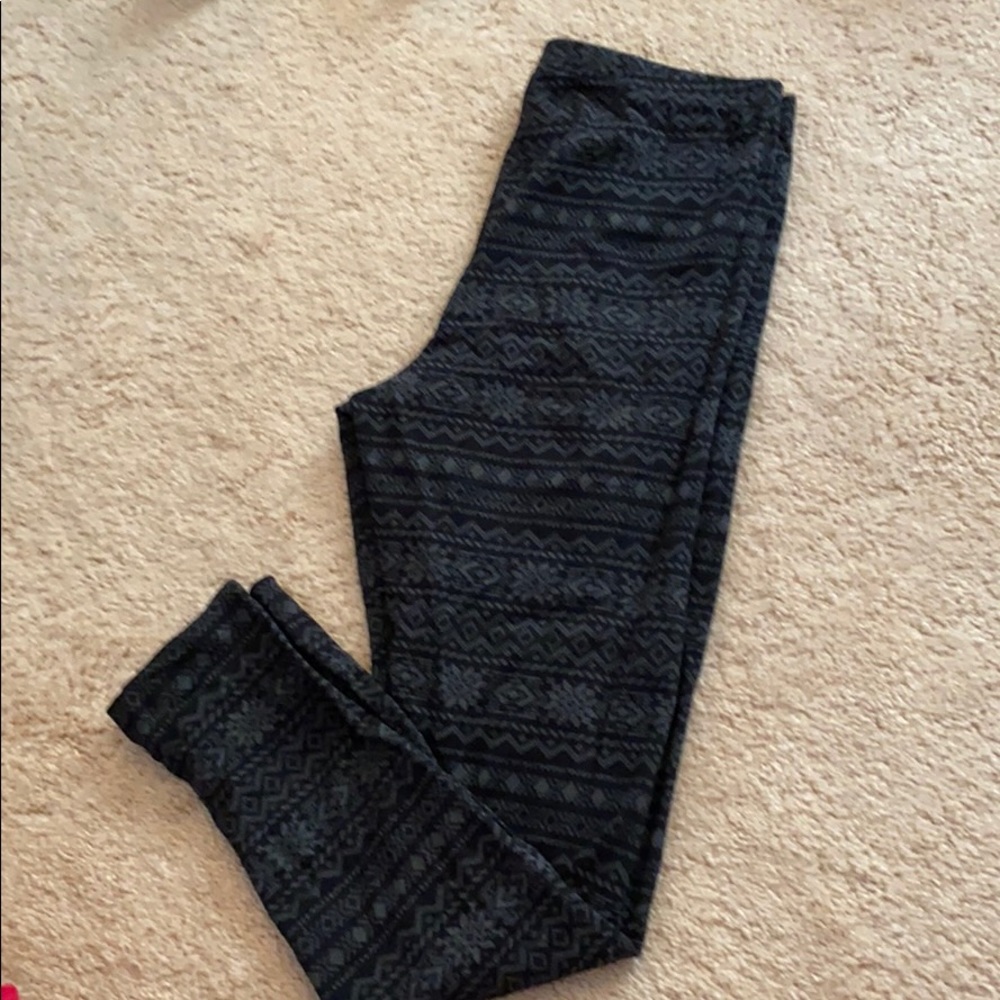 Black and grey patterned leggings